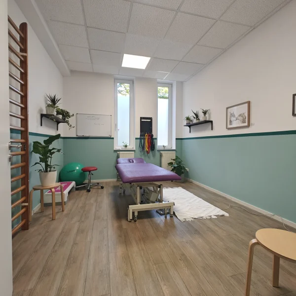 Trainingsbereich mit Therapiegeräten für aktive Physiotherapie.