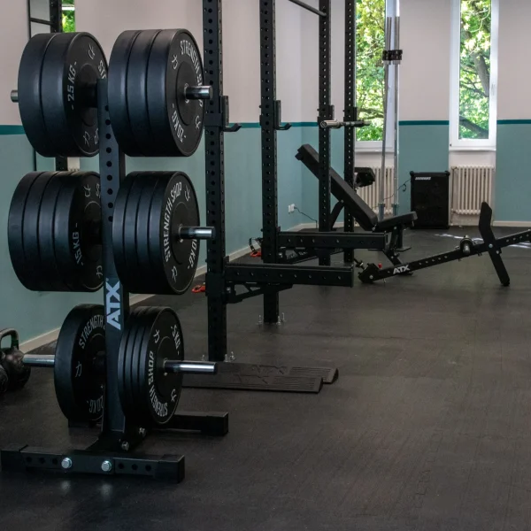 Gerätegestütztes Krafttraining in der Physiotherapie mit Anleitung durch Therapeut.
